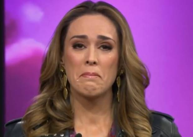 Jacqueline Bracamontes chora em programa de TV